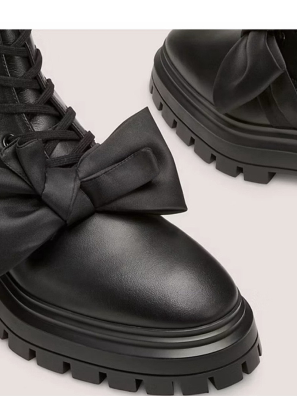 EUC Stuart Weitzman Bedford Loveknot Bootie in Black Size 9 - Picture 2 of 11